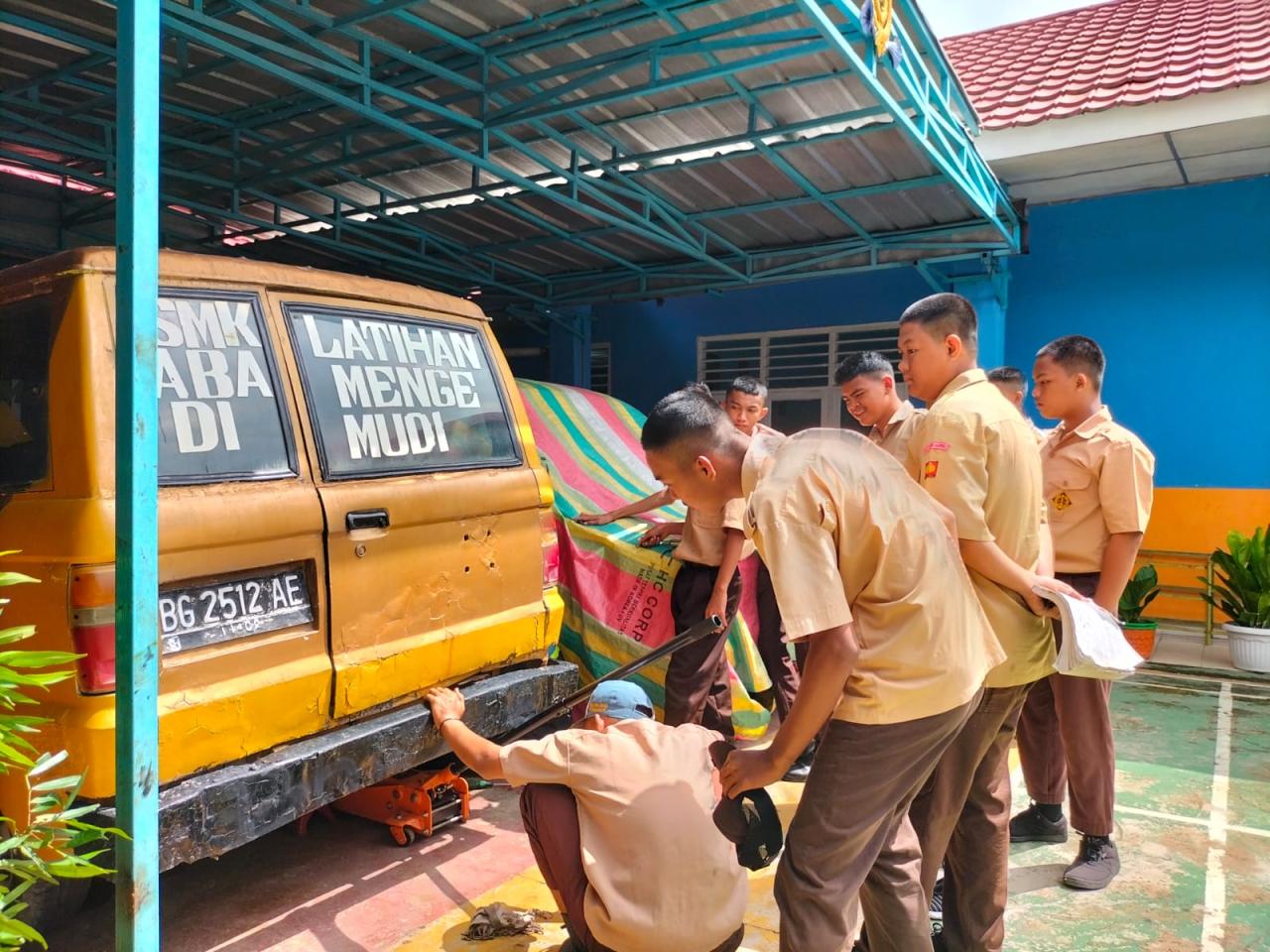 Pendidikan Vokasi vs Akademik: Mana yang Tepat untuk Masa Depan?